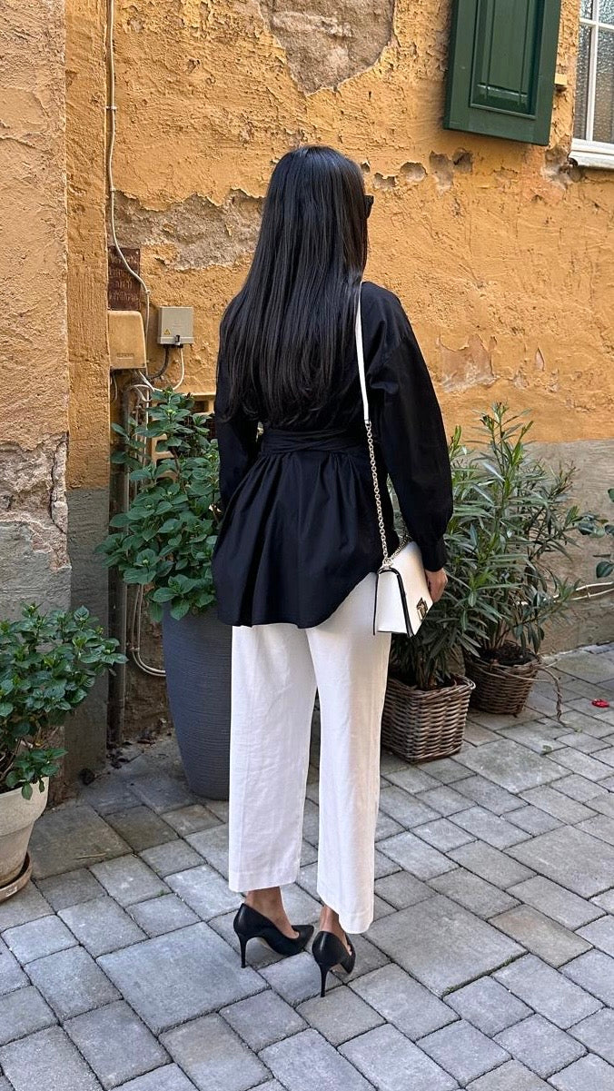 Bluse mit Schnüren