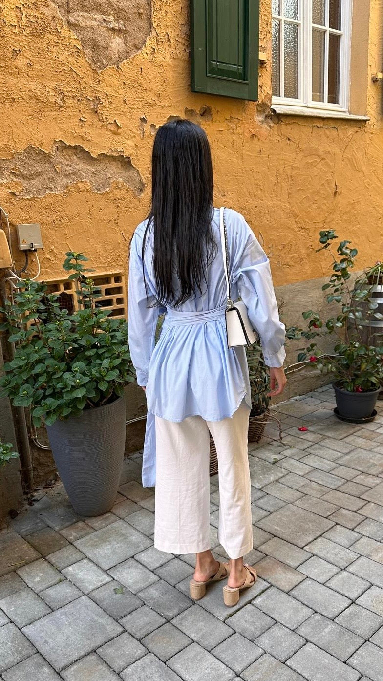 Bluse mit Schnüren