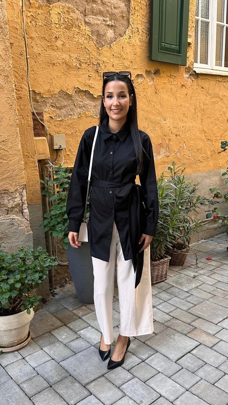 Bluse mit Schnüren