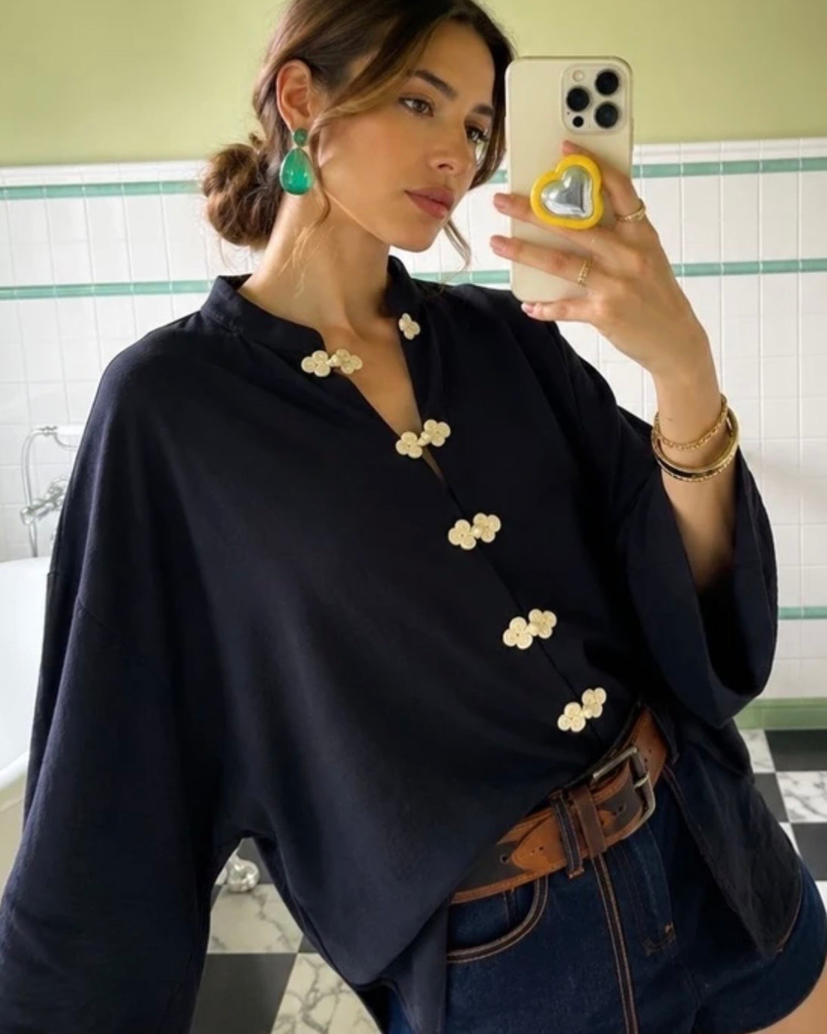 Bluse mit Knöpfen