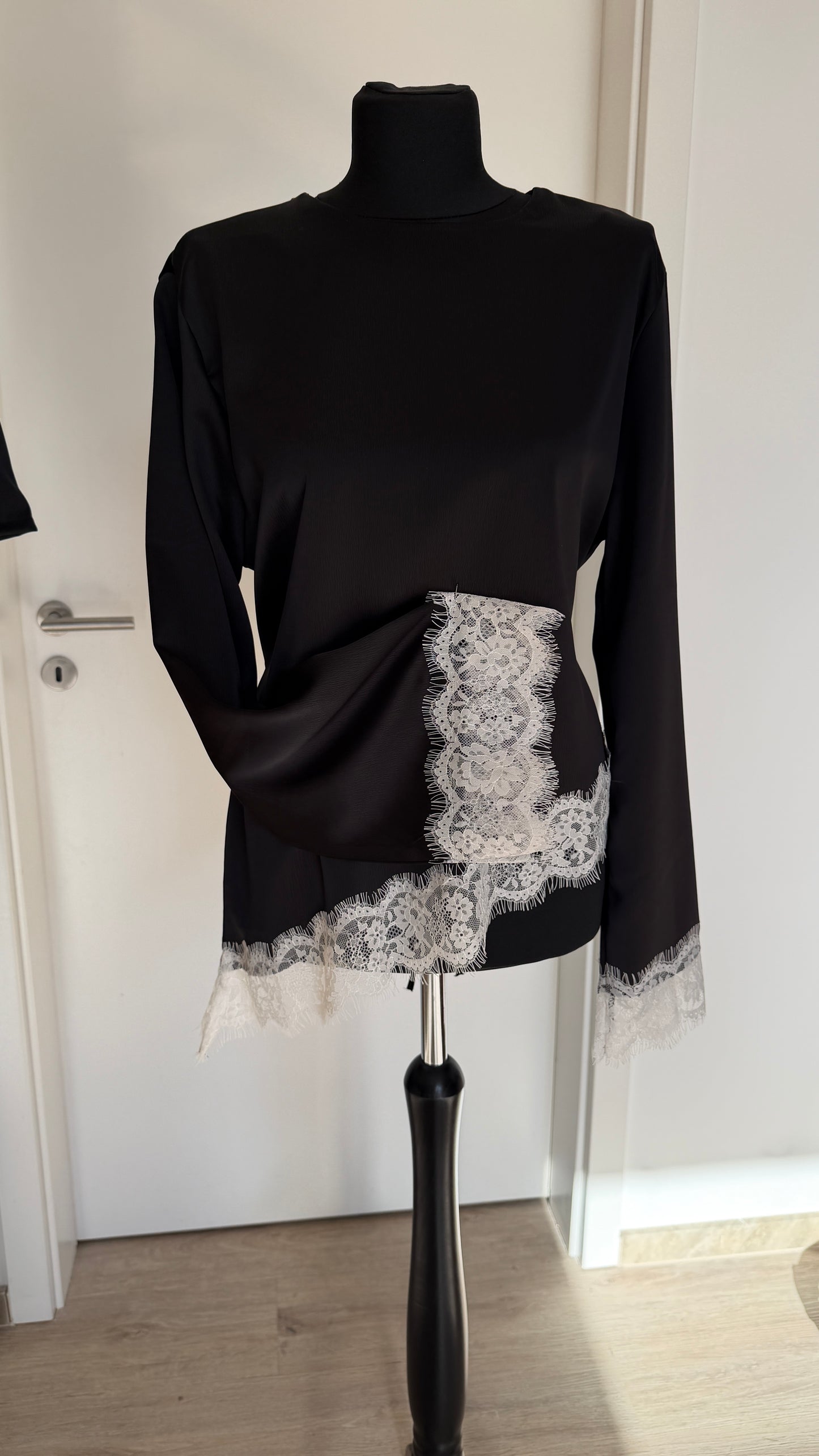 Asymmetrische Bluse mit Spitze