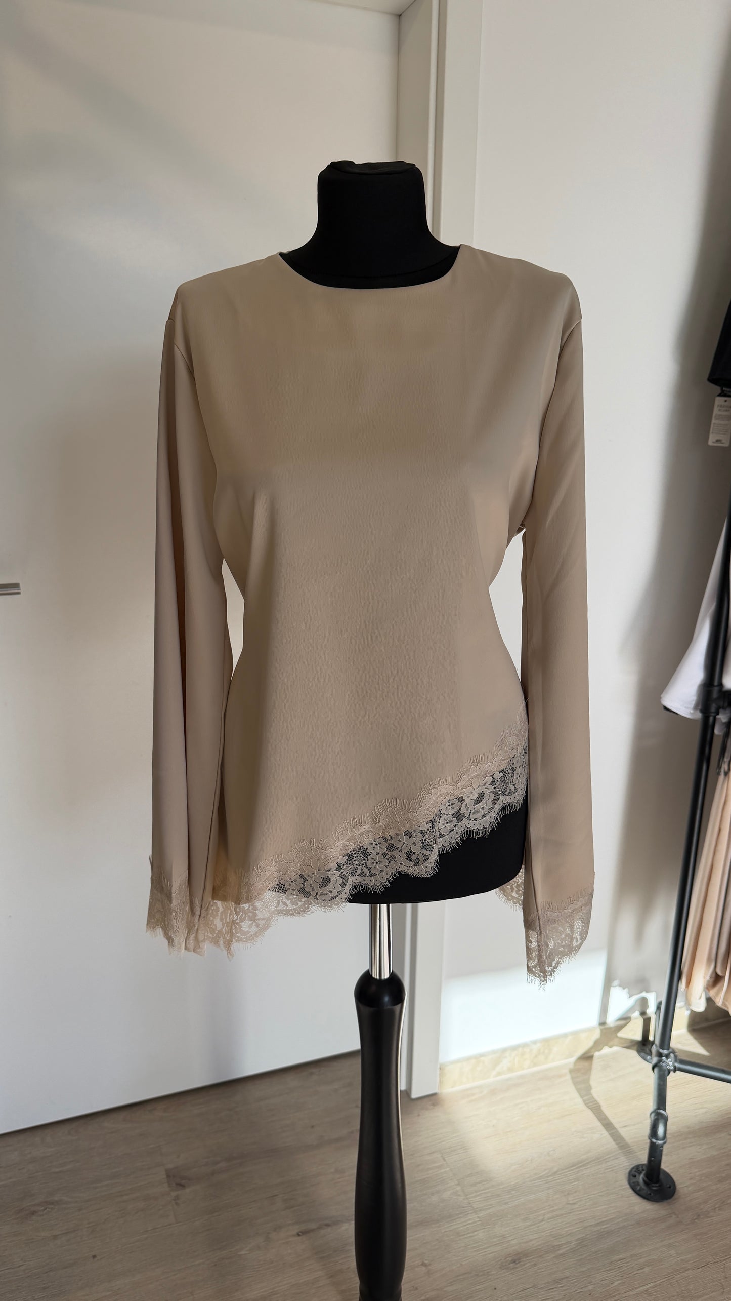 Asymmetrische Bluse mit Spitze