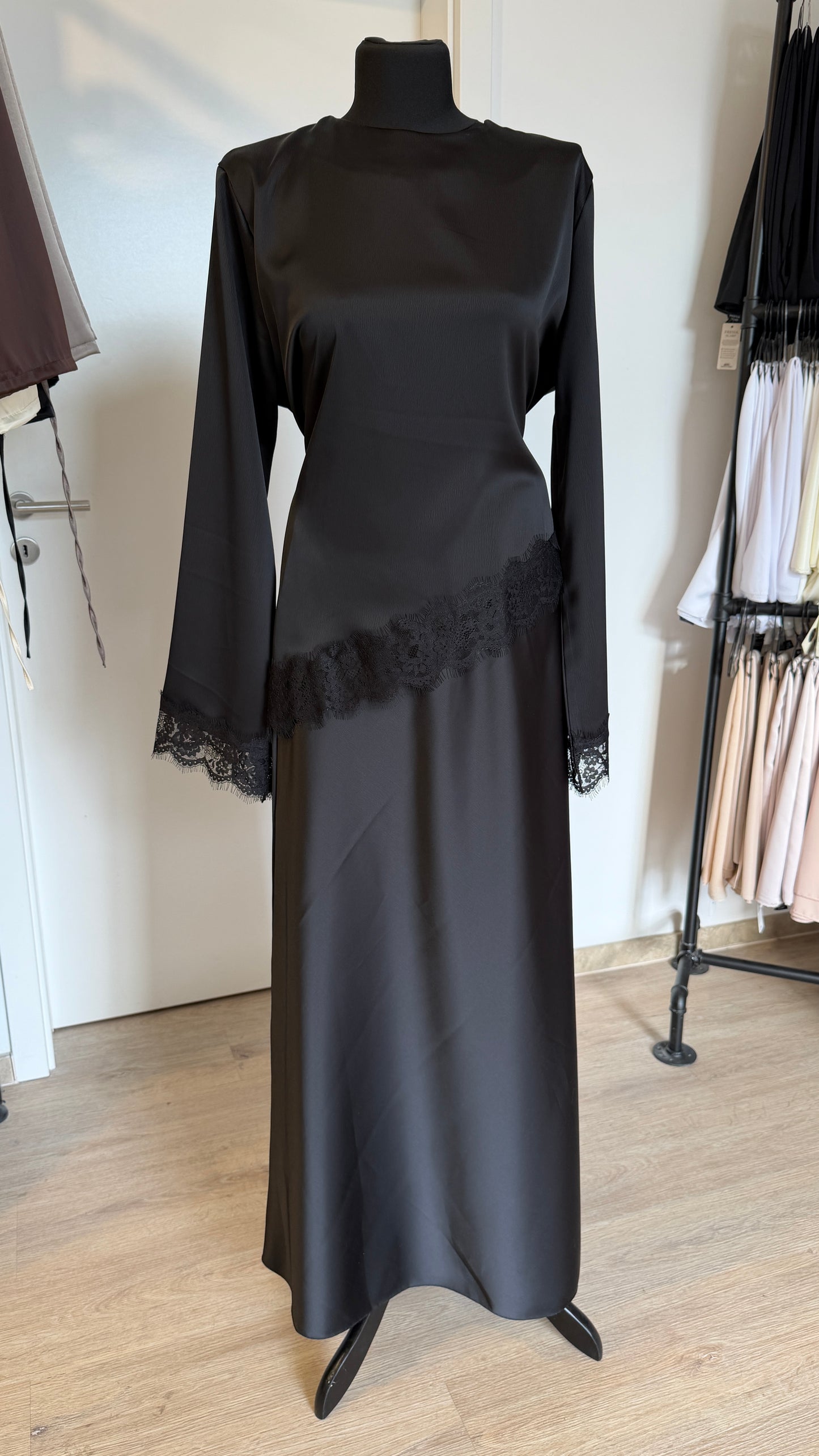 Asymmetrische Bluse mit Spitze