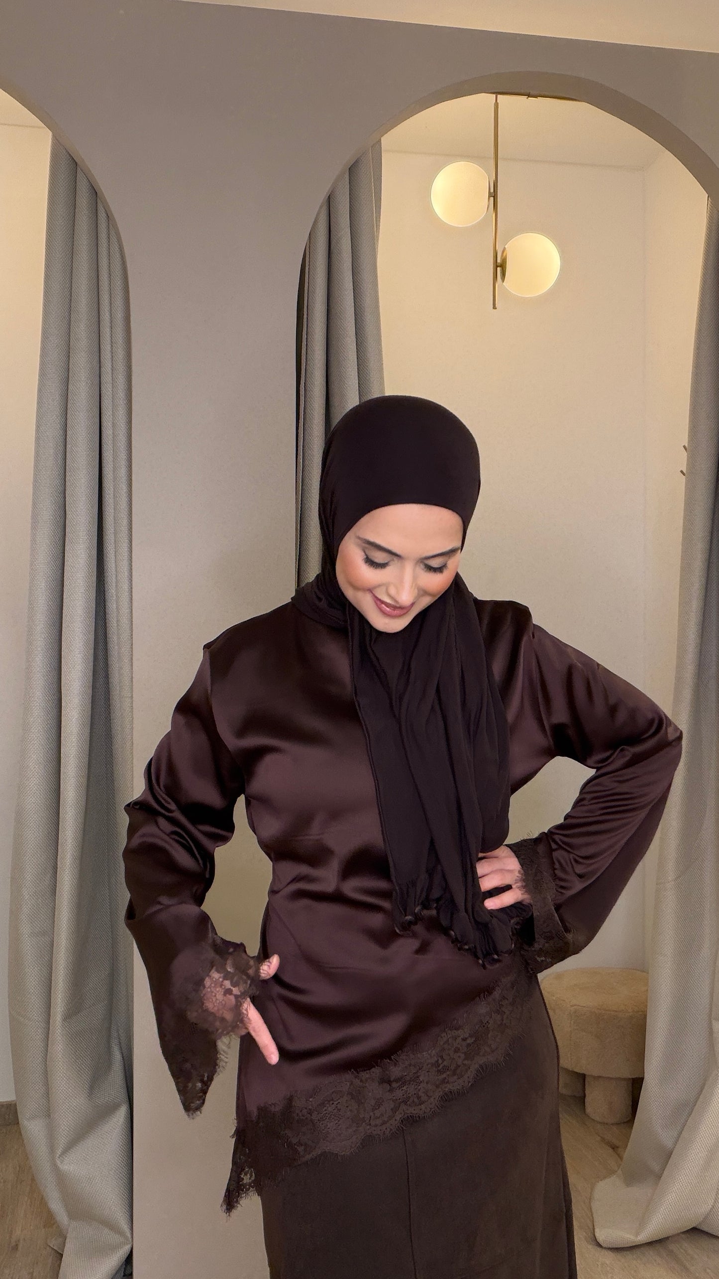 Asymmetrische Bluse mit Spitze