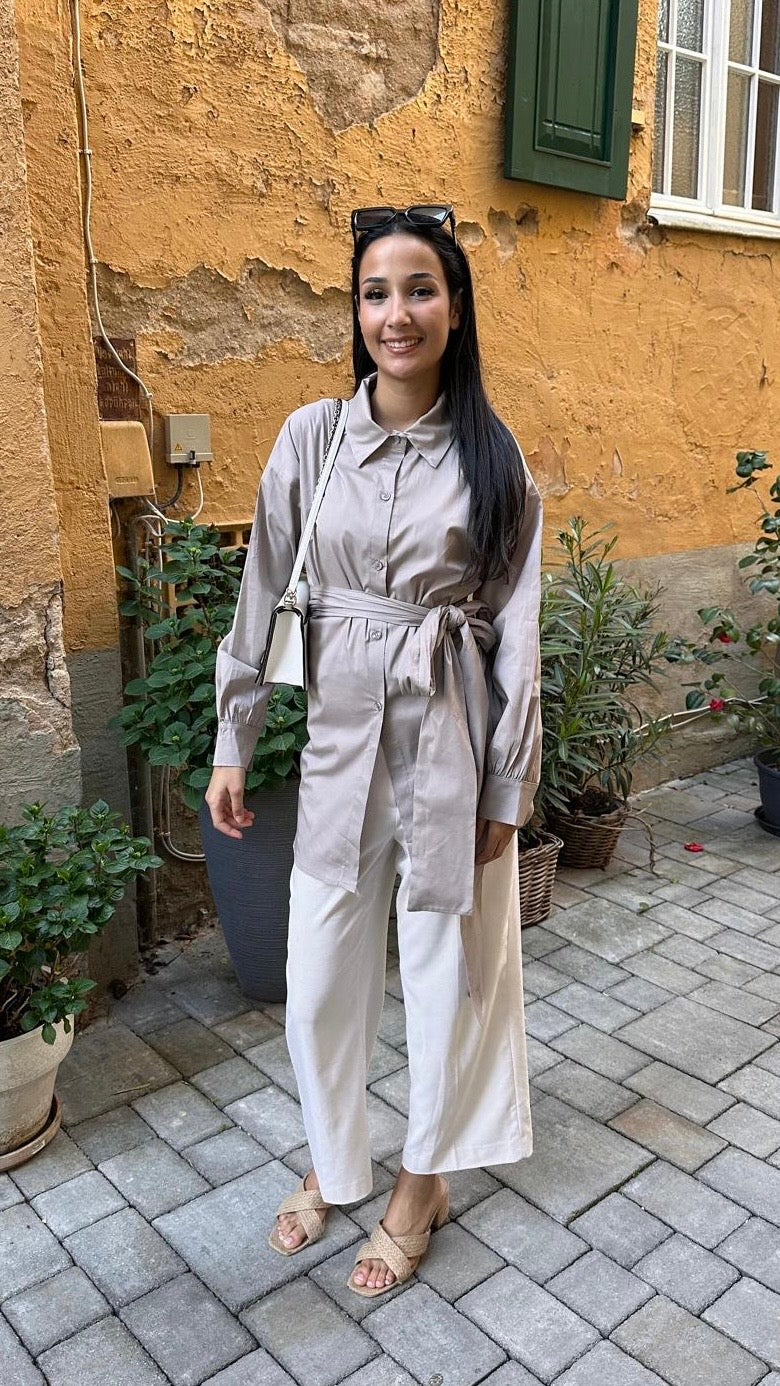 Bluse mit Schnüren