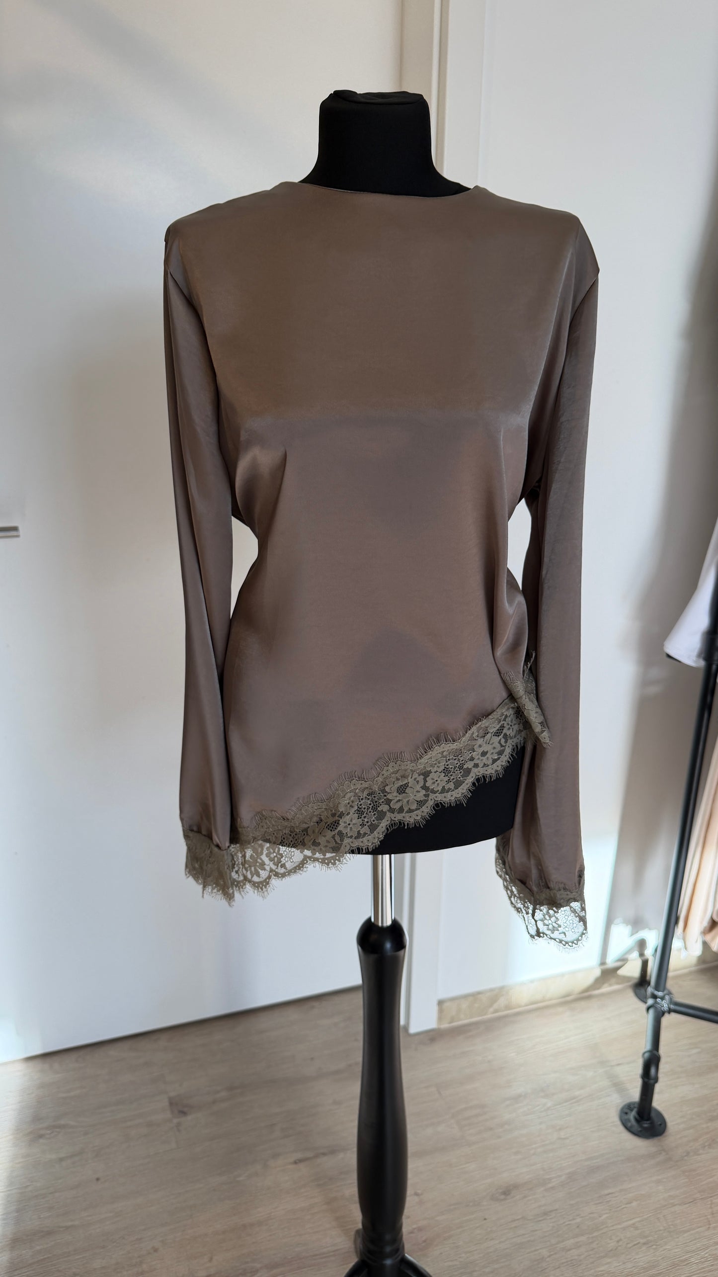 Asymmetrische Bluse mit Spitze