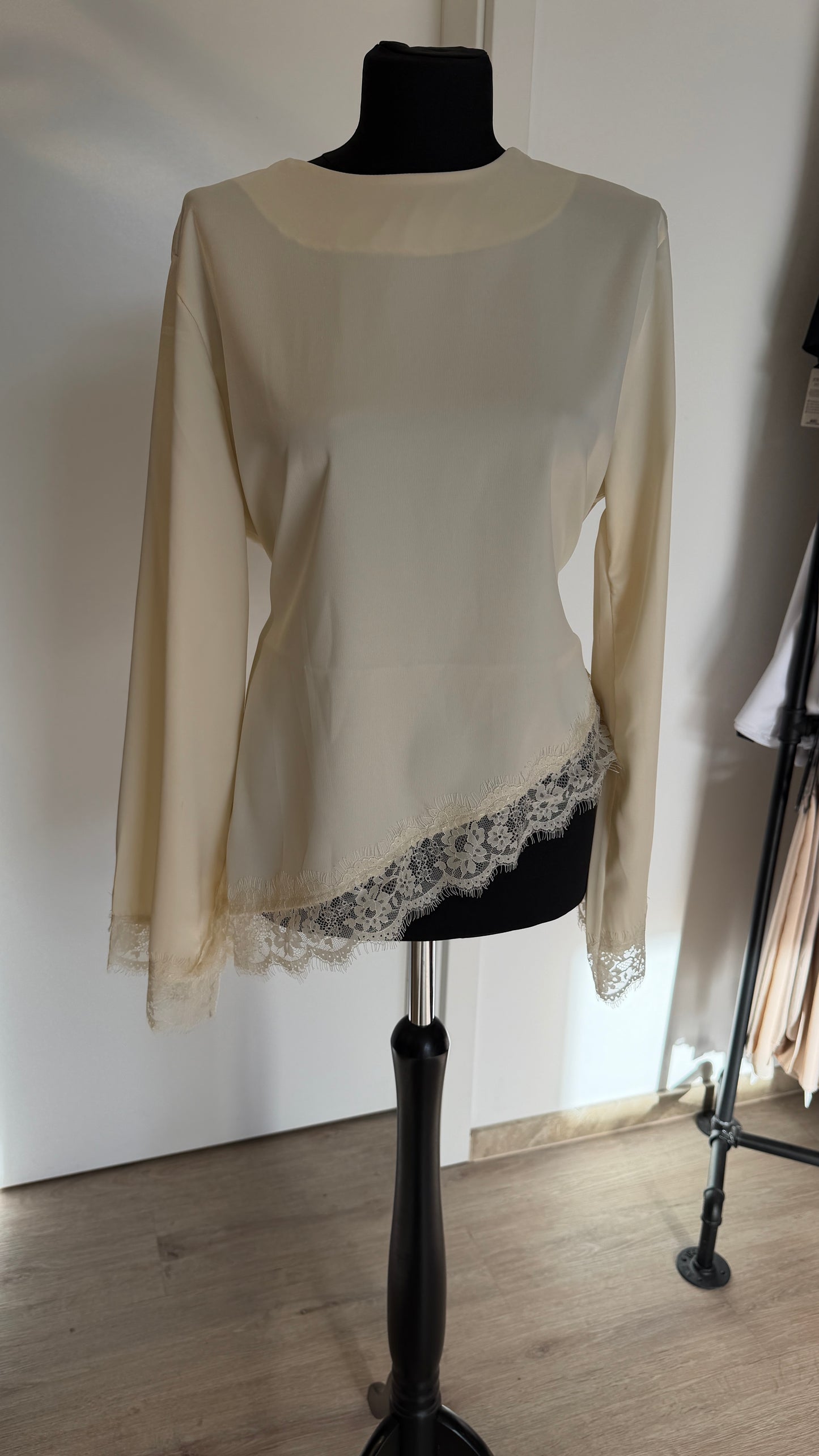 Asymmetrische Bluse mit Spitze