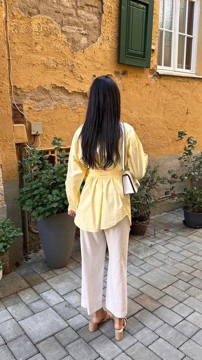 Bluse mit Schnüren