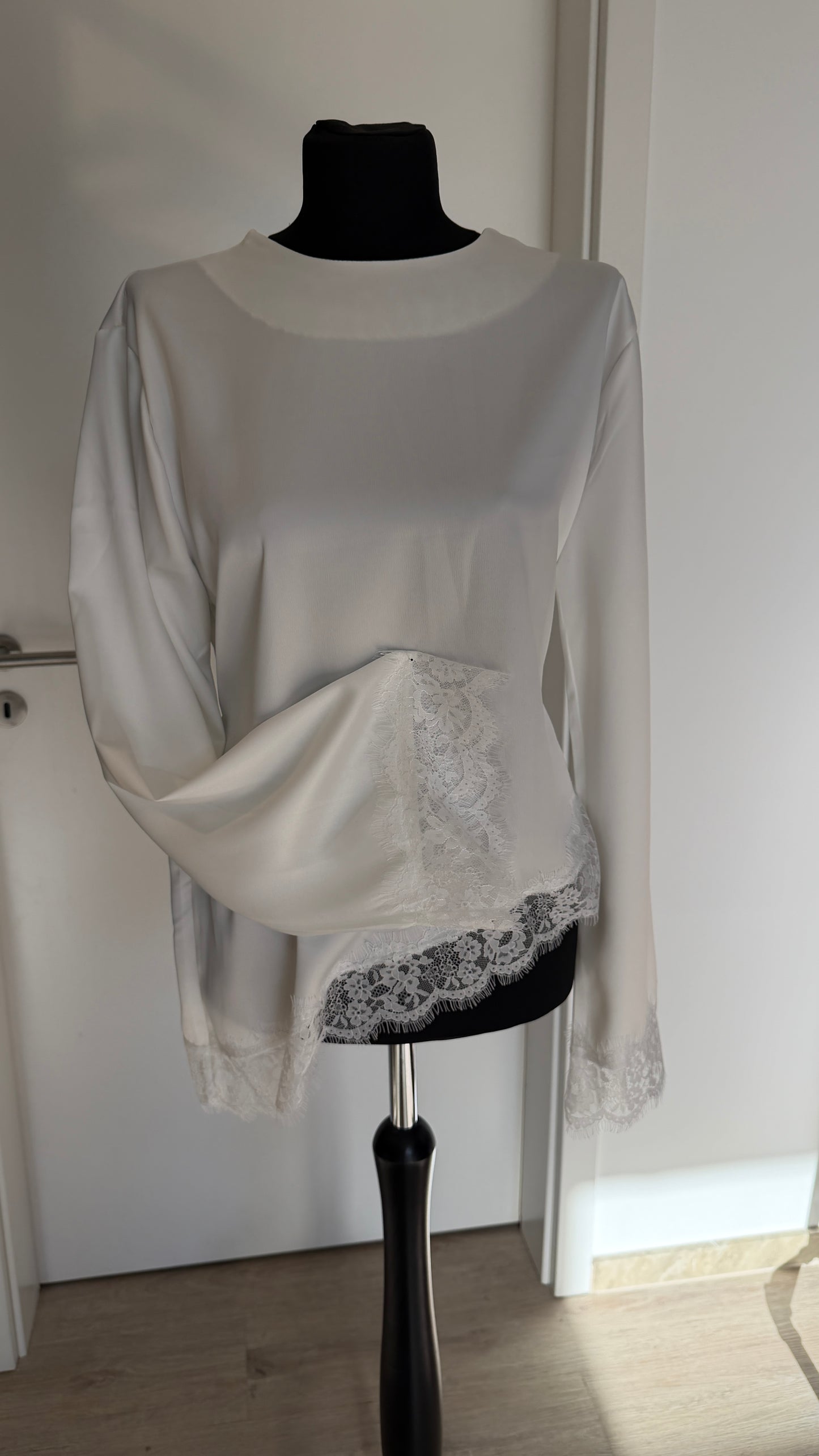 Asymmetrische Bluse mit Spitze