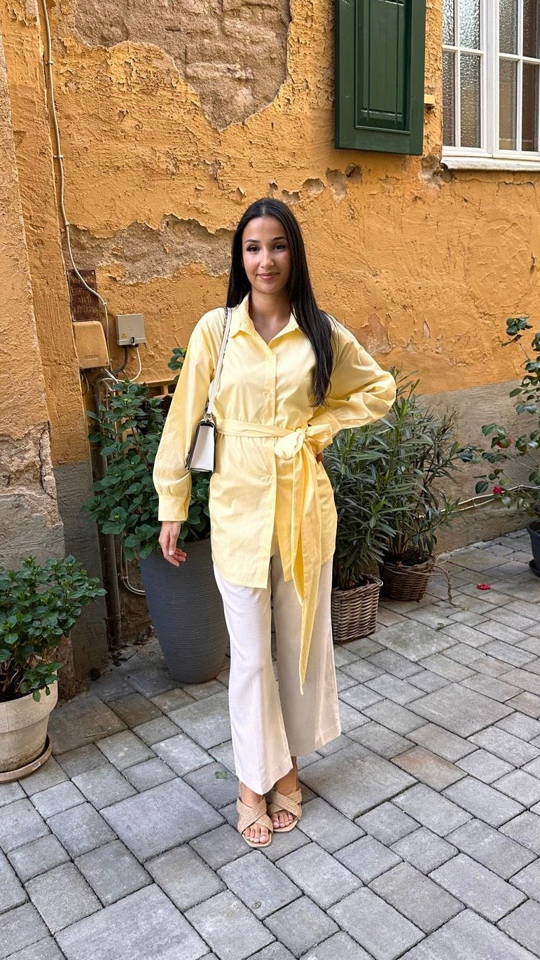 Bluse mit Schnüren