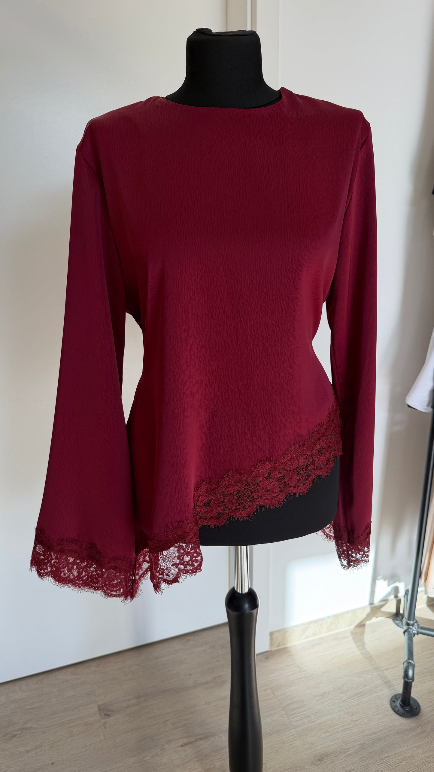 Asymmetrische Bluse mit Spitze